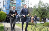 ოკუპაციის დღესთან დაკავშირებით უმაღლესი საბჭოს წევრებმა გმირთა  საძმო საფლავი ყვავილებით შეამკეს