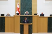 აჭარის უმაღლესი საბჭოსა და მთავრობის თავმჯდომარეები - დავით გაბაიძე და სულხან თამაზაშვილი საქართველოს პარლამენტის პლენარულ სხდომას ...